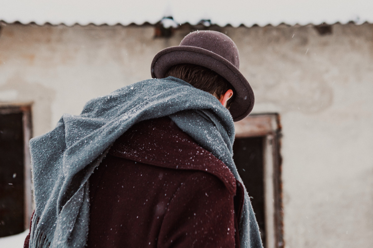 Особенность спектаклей site-specific в том, что проводить их можно, где угодно. Представление ТТ «Завод» может совершаться на открытом пространстве, без удобно расположившихся в креслах зрителей. Вместо них — фотограф Алена Ручан, обладающая способностью передавать психологию персонажей снимками.