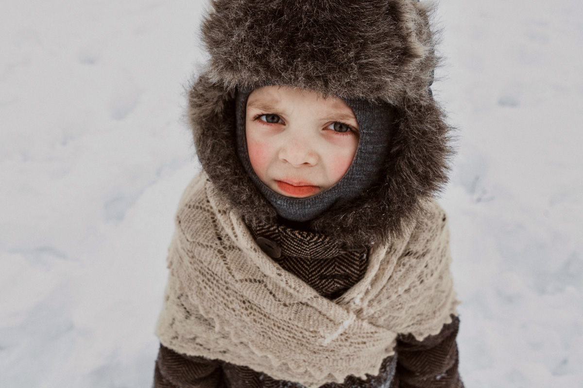 Особенность спектаклей site-specific в том, что проводить их можно, где угодно. Представление ТТ «Завод» может совершаться на открытом пространстве, без удобно расположившихся в креслах зрителей. Вместо них — фотограф Алена Ручан, обладающая способностью передавать психологию персонажей снимками.