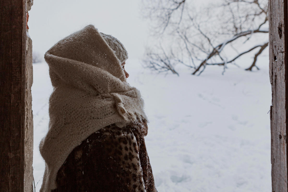 Особенность спектаклей site-specific в том, что проводить их можно, где угодно. Представление ТТ «Завод» может совершаться на открытом пространстве, без удобно расположившихся в креслах зрителей. Вместо них — фотограф Алена Ручан, обладающая способностью передавать психологию персонажей снимками.