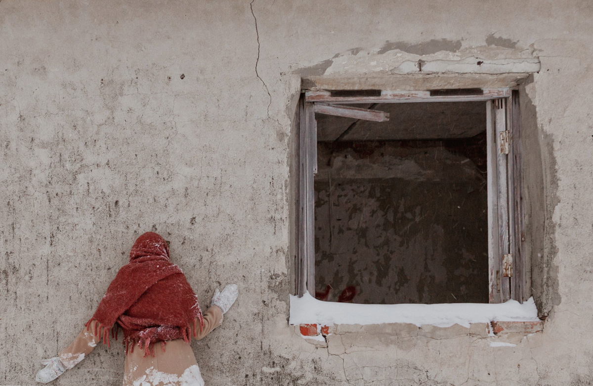 Особенность спектаклей site-specific в том, что проводить их можно, где угодно. Представление ТТ «Завод» может совершаться на открытом пространстве, без удобно расположившихся в креслах зрителей. Вместо них — фотограф Алена Ручан, обладающая способностью передавать психологию персонажей снимками.