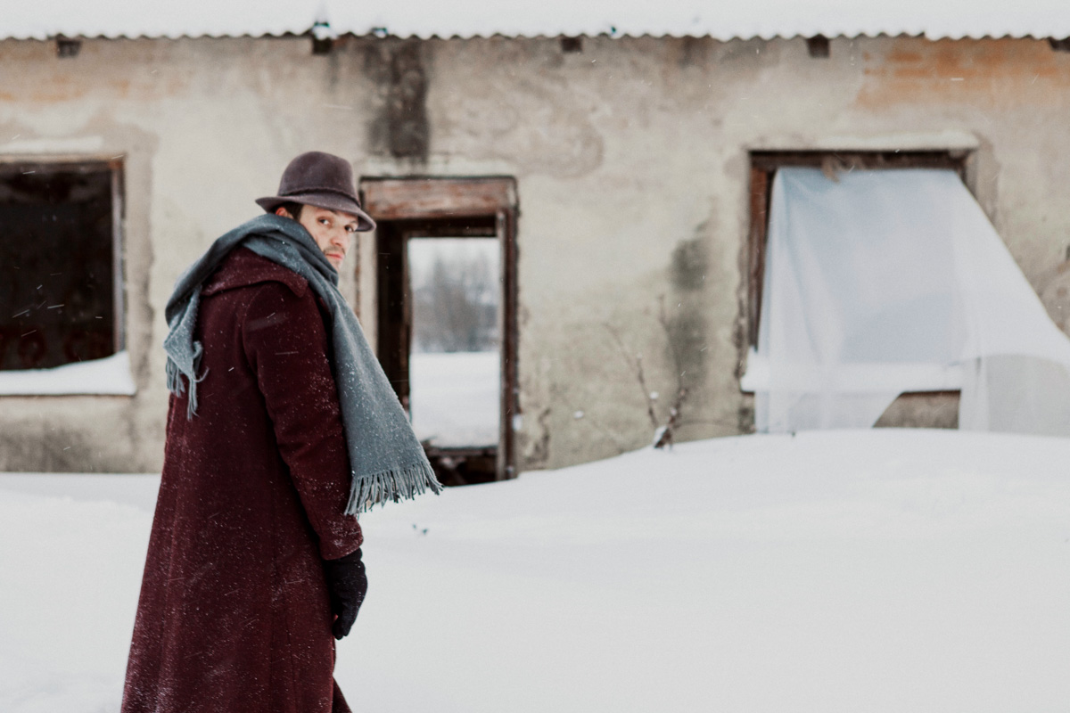 Особенность спектаклей site-specific в том, что проводить их можно, где угодно. Представление ТТ «Завод» может совершаться на открытом пространстве, без удобно расположившихся в креслах зрителей. Вместо них — фотограф Алена Ручан, обладающая способностью передавать психологию персонажей снимками.