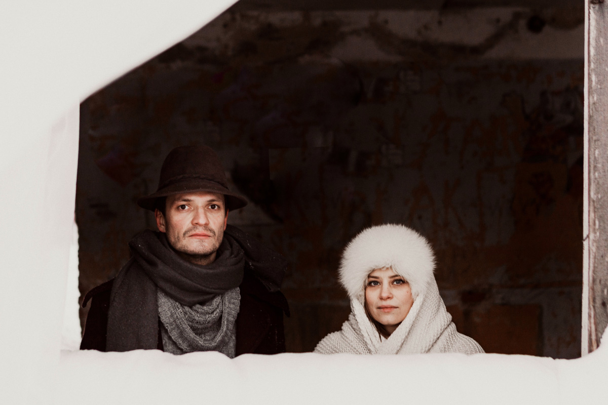 Особенность спектаклей site-specific в том, что проводить их можно, где угодно. Представление ТТ «Завод» может совершаться на открытом пространстве, без удобно расположившихся в креслах зрителей. Вместо них — фотограф Алена Ручан, обладающая способностью передавать психологию персонажей снимками.