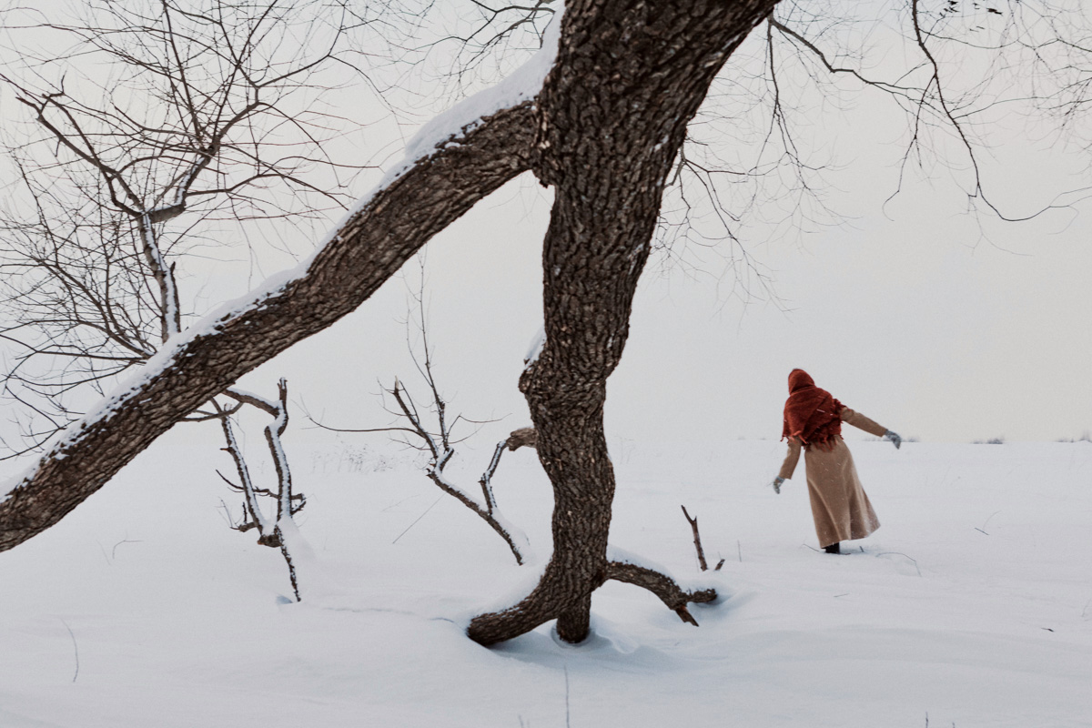Особенность спектаклей site-specific в том, что проводить их можно, где угодно. Представление ТТ «Завод» может совершаться на открытом пространстве, без удобно расположившихся в креслах зрителей. Вместо них — фотограф Алена Ручан, обладающая способностью передавать психологию персонажей снимками.