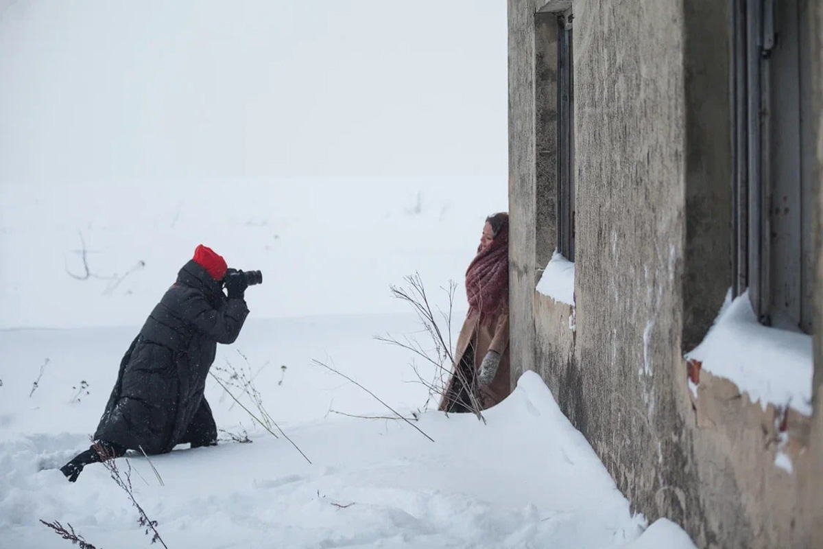 Особенность спектаклей site-specific в том, что проводить их можно, где угодно. Представление ТТ «Завод» может совершаться на открытом пространстве, без удобно расположившихся в креслах зрителей. Вместо них — фотограф Алена Ручан, обладающая способностью передавать психологию персонажей снимками.