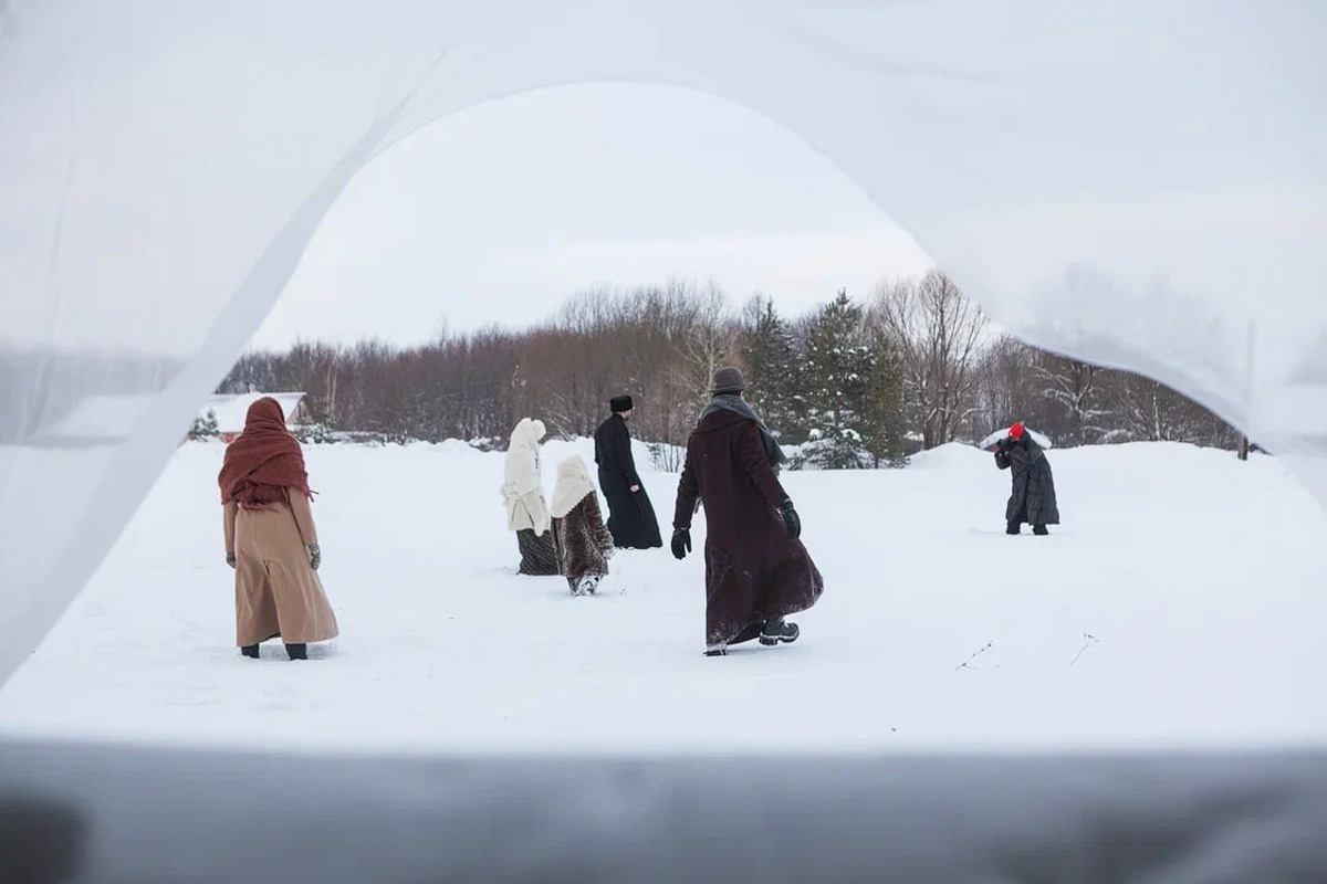 Особенность спектаклей site-specific в том, что проводить их можно, где угодно. Представление ТТ «Завод» может совершаться на открытом пространстве, без удобно расположившихся в креслах зрителей. Вместо них — фотограф Алена Ручан, обладающая способностью передавать психологию персонажей снимками.