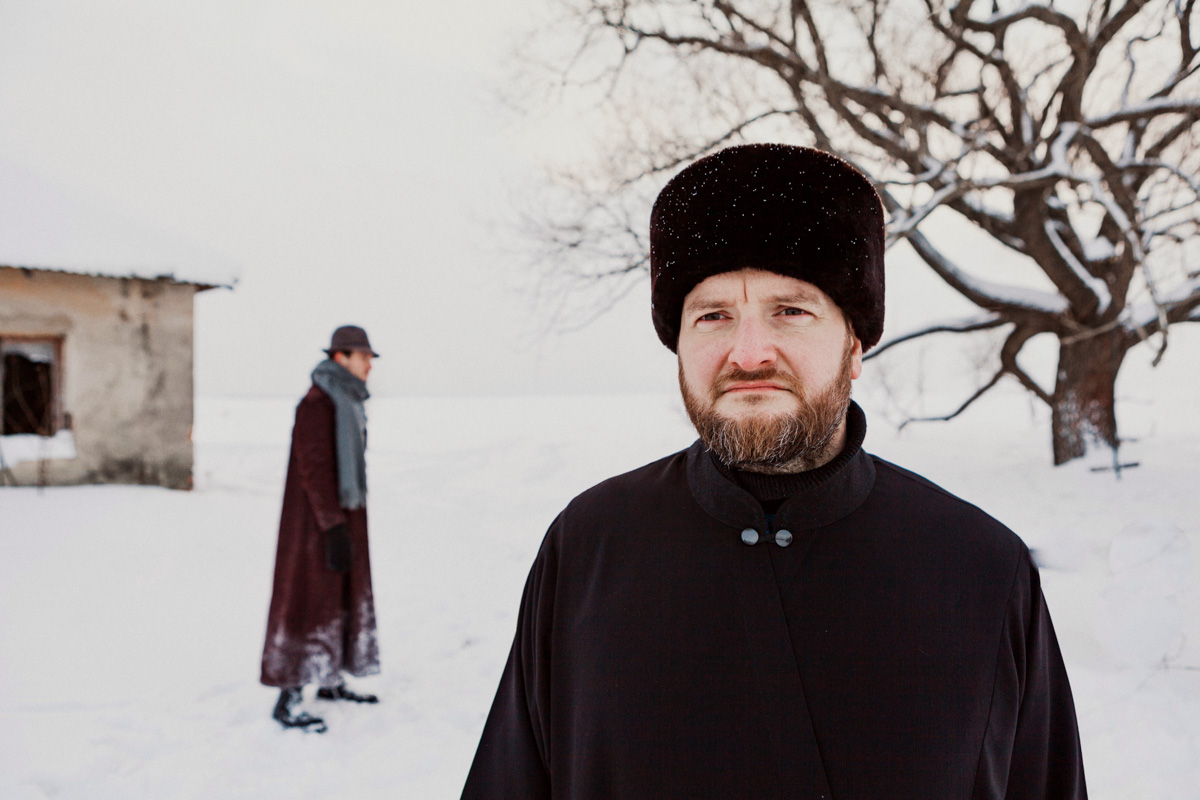 Особенность спектаклей site-specific в том, что проводить их можно, где угодно. Представление ТТ «Завод» может совершаться на открытом пространстве, без удобно расположившихся в креслах зрителей. Вместо них — фотограф Алена Ручан, обладающая способностью передавать психологию персонажей снимками.