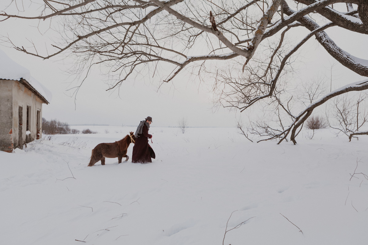 Особенность спектаклей site-specific в том, что проводить их можно, где угодно. Представление ТТ «Завод» может совершаться на открытом пространстве, без удобно расположившихся в креслах зрителей. Вместо них — фотограф Алена Ручан, обладающая способностью передавать психологию персонажей снимками.