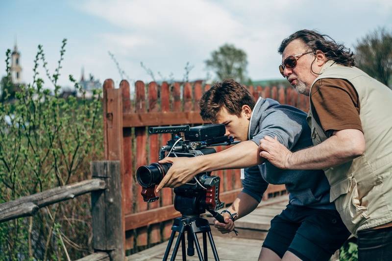 Узнаем у режиссера Сергея Миляева, какие изменения претерпела киношкола, к чему стремятся и о чем говорят местные авторы, а также даем конкретику, как стать человеком, руками которого создается кинокартина, или даже ее героем.