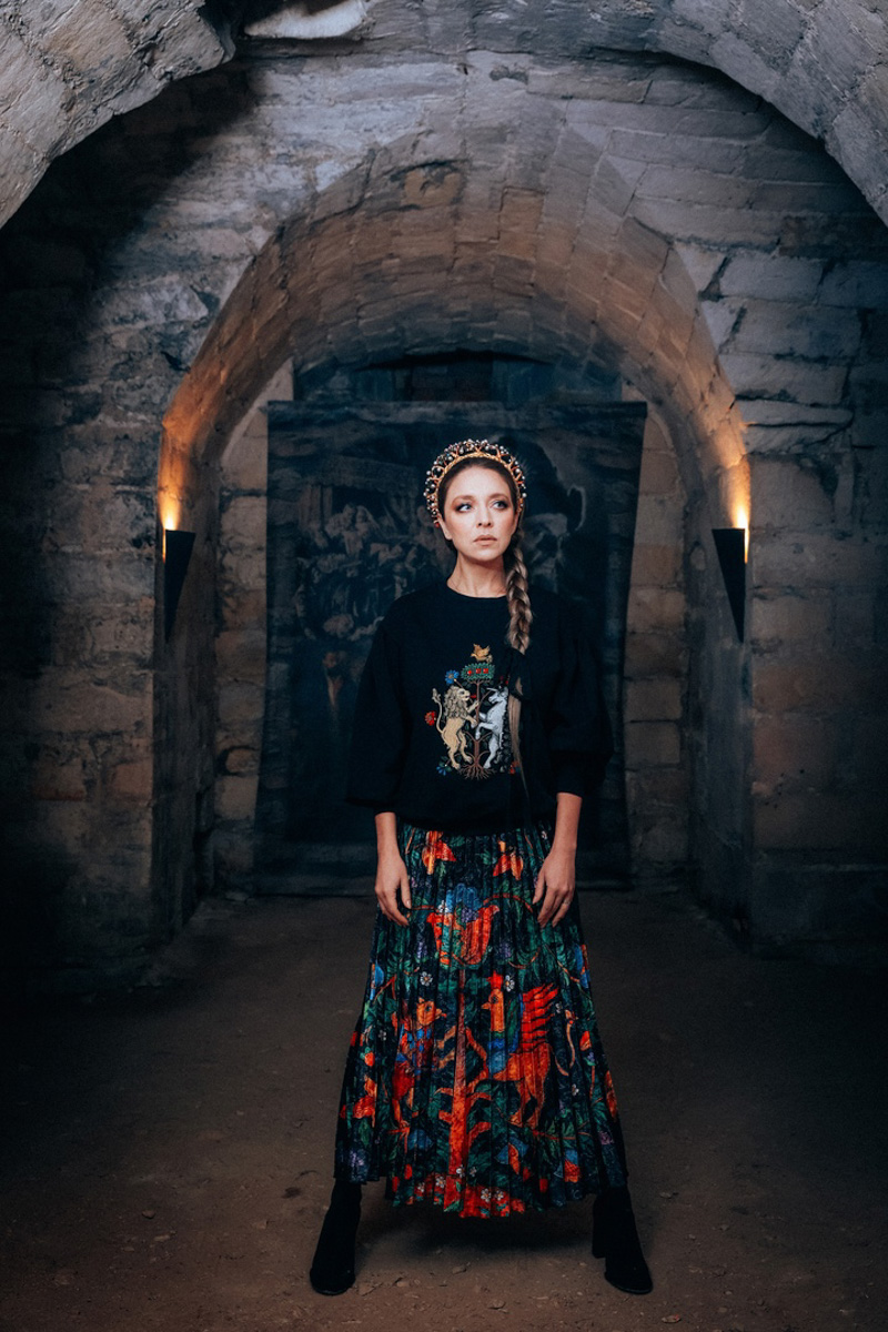 «Царская невеста» — такое название получила новая коллекция дизайнера Натальи Новиковой. Основатель бренда «Душегрея» вдохновлялась женскими образами эпохи Ивана Грозного. Именно поэтому для съемок лукбука была выбрана Александровская слобода. В атмосферной фотосессии приняли участие актриса Серафима Низовская и ведущая «Матч ТВ» Юлия Маслаченко.