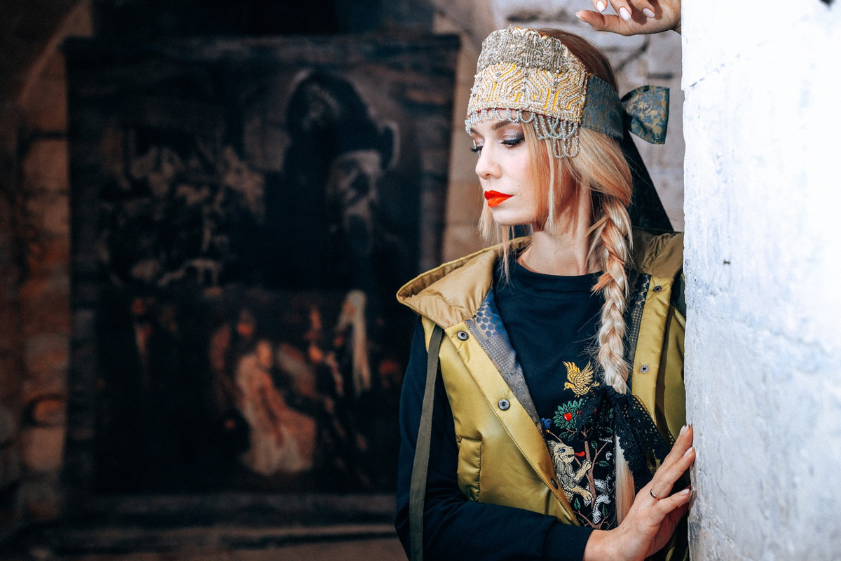 «Царская невеста» — такое название получила новая коллекция дизайнера Натальи Новиковой. Основатель бренда «Душегрея» вдохновлялась женскими образами эпохи Ивана Грозного. Именно поэтому для съемок лукбука была выбрана Александровская слобода. В атмосферной фотосессии приняли участие актриса Серафима Низовская и ведущая «Матч ТВ» Юлия Маслаченко.