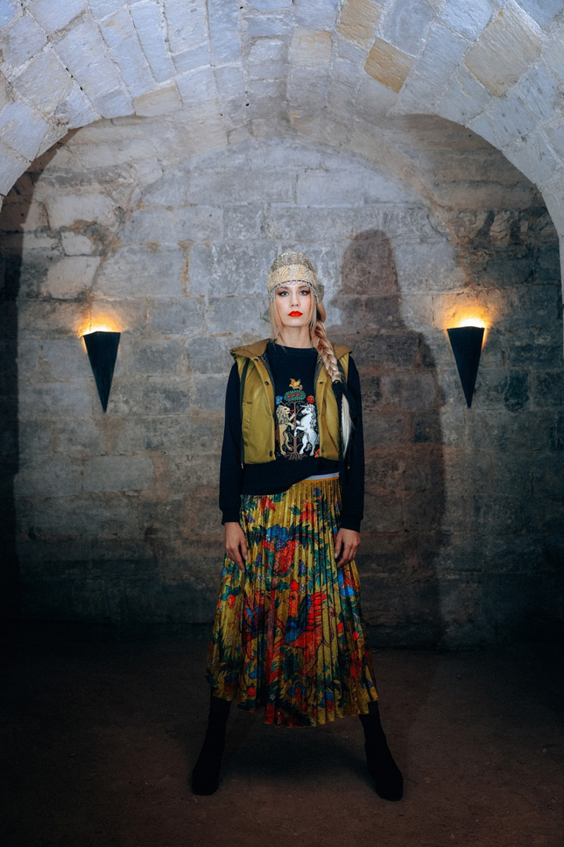 «Царская невеста» — такое название получила новая коллекция дизайнера Натальи Новиковой. Основатель бренда «Душегрея» вдохновлялась женскими образами эпохи Ивана Грозного. Именно поэтому для съемок лукбука была выбрана Александровская слобода. В атмосферной фотосессии приняли участие актриса Серафима Низовская и ведущая «Матч ТВ» Юлия Маслаченко.