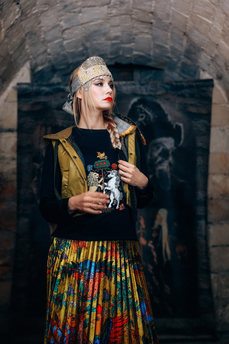 «Царская невеста» — такое название получила новая коллекция дизайнера Натальи Новиковой. Основатель бренда «Душегрея» вдохновлялась женскими образами эпохи Ивана Грозного. Именно поэтому для съемок лукбука была выбрана Александровская слобода. В атмосферной фотосессии приняли участие актриса Серафима Низовская и ведущая «Матч ТВ» Юлия Маслаченко.