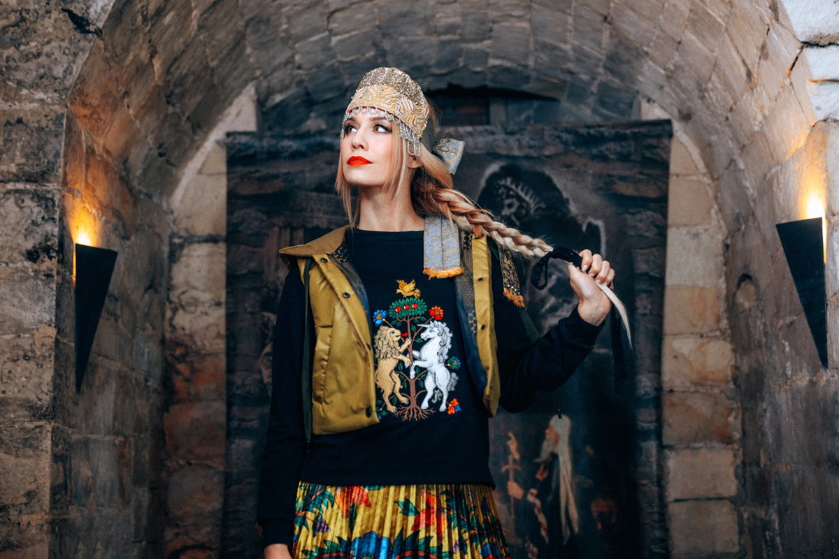 «Царская невеста» — такое название получила новая коллекция дизайнера Натальи Новиковой. Основатель бренда «Душегрея» вдохновлялась женскими образами эпохи Ивана Грозного. Именно поэтому для съемок лукбука была выбрана Александровская слобода. В атмосферной фотосессии приняли участие актриса Серафима Низовская и ведущая «Матч ТВ» Юлия Маслаченко.