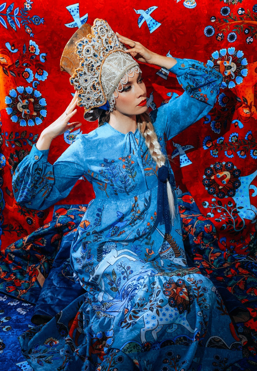 «Царская невеста» — такое название получила новая коллекция дизайнера Натальи Новиковой. Основатель бренда «Душегрея» вдохновлялась женскими образами эпохи Ивана Грозного. Именно поэтому для съемок лукбука была выбрана Александровская слобода. В атмосферной фотосессии приняли участие актриса Серафима Низовская и ведущая «Матч ТВ» Юлия Маслаченко.