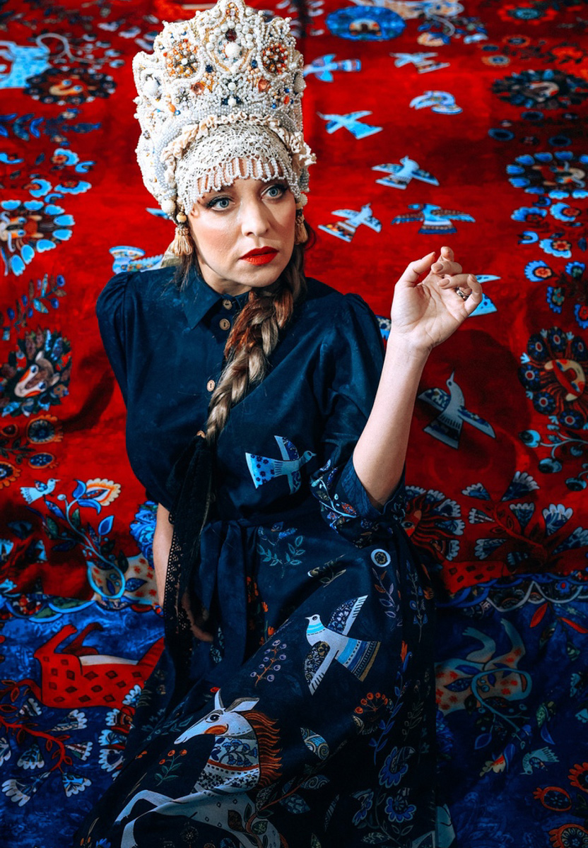 «Царская невеста» — такое название получила новая коллекция дизайнера Натальи Новиковой. Основатель бренда «Душегрея» вдохновлялась женскими образами эпохи Ивана Грозного. Именно поэтому для съемок лукбука была выбрана Александровская слобода. В атмосферной фотосессии приняли участие актриса Серафима Низовская и ведущая «Матч ТВ» Юлия Маслаченко.