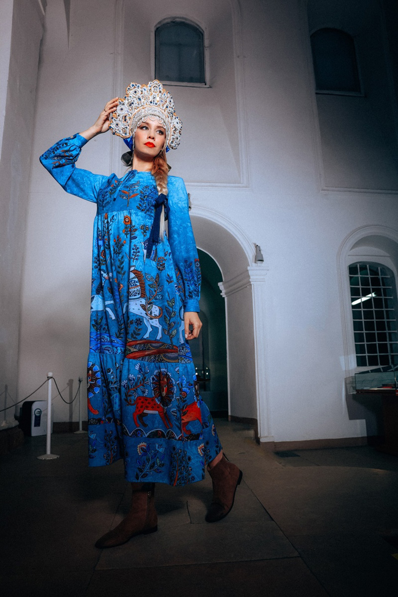 «Царская невеста» — такое название получила новая коллекция дизайнера Натальи Новиковой. Основатель бренда «Душегрея» вдохновлялась женскими образами эпохи Ивана Грозного. Именно поэтому для съемок лукбука была выбрана Александровская слобода. В атмосферной фотосессии приняли участие актриса Серафима Низовская и ведущая «Матч ТВ» Юлия Маслаченко.