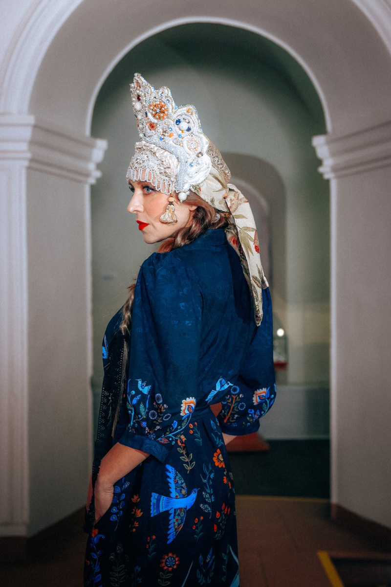 «Царская невеста» — такое название получила новая коллекция дизайнера Натальи Новиковой. Основатель бренда «Душегрея» вдохновлялась женскими образами эпохи Ивана Грозного. Именно поэтому для съемок лукбука была выбрана Александровская слобода. В атмосферной фотосессии приняли участие актриса Серафима Низовская и ведущая «Матч ТВ» Юлия Маслаченко.