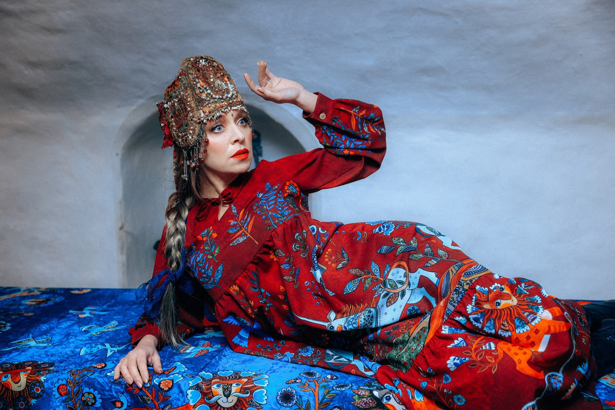 «Царская невеста» — такое название получила новая коллекция дизайнера Натальи Новиковой. Основатель бренда «Душегрея» вдохновлялась женскими образами эпохи Ивана Грозного. Именно поэтому для съемок лукбука была выбрана Александровская слобода. В атмосферной фотосессии приняли участие актриса Серафима Низовская и ведущая «Матч ТВ» Юлия Маслаченко.