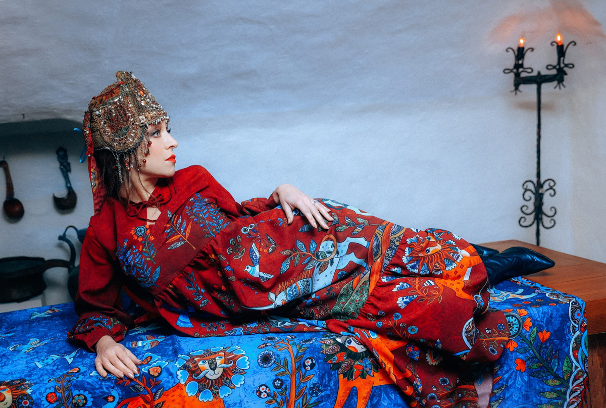 «Царская невеста» — такое название получила новая коллекция дизайнера Натальи Новиковой. Основатель бренда «Душегрея» вдохновлялась женскими образами эпохи Ивана Грозного. Именно поэтому для съемок лукбука была выбрана Александровская слобода. В атмосферной фотосессии приняли участие актриса Серафима Низовская и ведущая «Матч ТВ» Юлия Маслаченко.