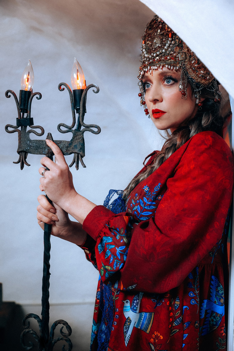 «Царская невеста» — такое название получила новая коллекция дизайнера Натальи Новиковой. Основатель бренда «Душегрея» вдохновлялась женскими образами эпохи Ивана Грозного. Именно поэтому для съемок лукбука была выбрана Александровская слобода. В атмосферной фотосессии приняли участие актриса Серафима Низовская и ведущая «Матч ТВ» Юлия Маслаченко.