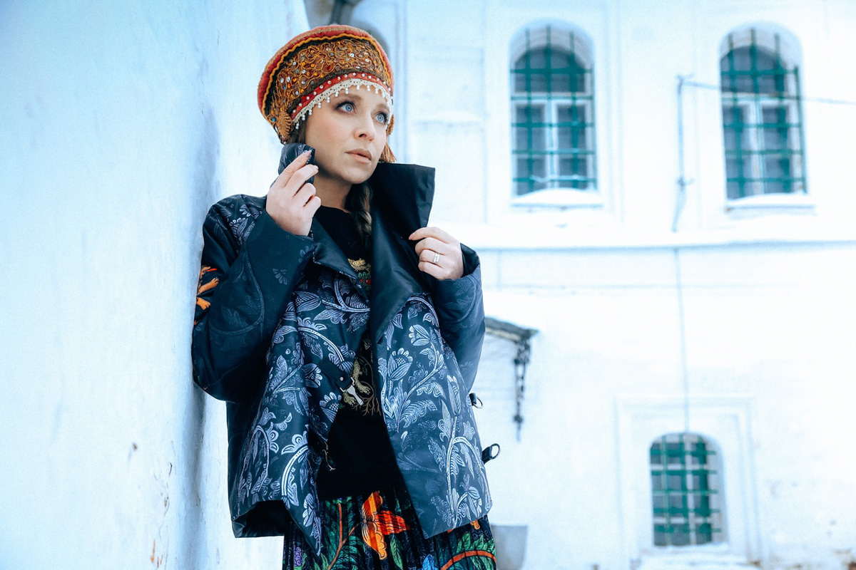 «Царская невеста» — такое название получила новая коллекция дизайнера Натальи Новиковой. Основатель бренда «Душегрея» вдохновлялась женскими образами эпохи Ивана Грозного. Именно поэтому для съемок лукбука была выбрана Александровская слобода. В атмосферной фотосессии приняли участие актриса Серафима Низовская и ведущая «Матч ТВ» Юлия Маслаченко.