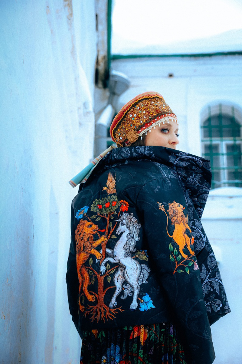 «Царская невеста» — такое название получила новая коллекция дизайнера Натальи Новиковой. Основатель бренда «Душегрея» вдохновлялась женскими образами эпохи Ивана Грозного. Именно поэтому для съемок лукбука была выбрана Александровская слобода. В атмосферной фотосессии приняли участие актриса Серафима Низовская и ведущая «Матч ТВ» Юлия Маслаченко.