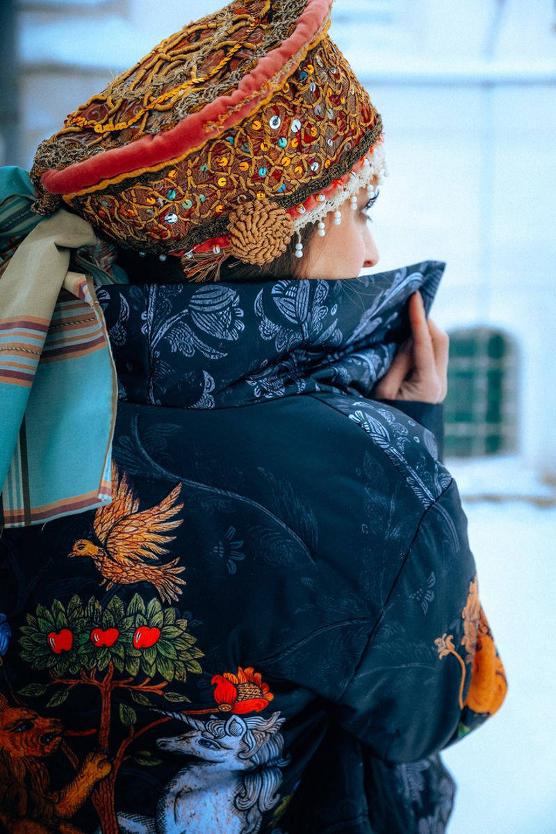 «Царская невеста» — такое название получила новая коллекция дизайнера Натальи Новиковой. Основатель бренда «Душегрея» вдохновлялась женскими образами эпохи Ивана Грозного. Именно поэтому для съемок лукбука была выбрана Александровская слобода. В атмосферной фотосессии приняли участие актриса Серафима Низовская и ведущая «Матч ТВ» Юлия Маслаченко.