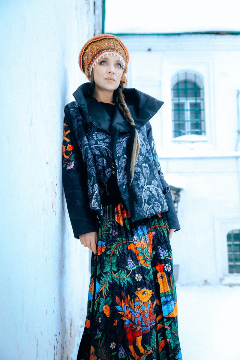 «Царская невеста» — такое название получила новая коллекция дизайнера Натальи Новиковой. Основатель бренда «Душегрея» вдохновлялась женскими образами эпохи Ивана Грозного. Именно поэтому для съемок лукбука была выбрана Александровская слобода. В атмосферной фотосессии приняли участие актриса Серафима Низовская и ведущая «Матч ТВ» Юлия Маслаченко.