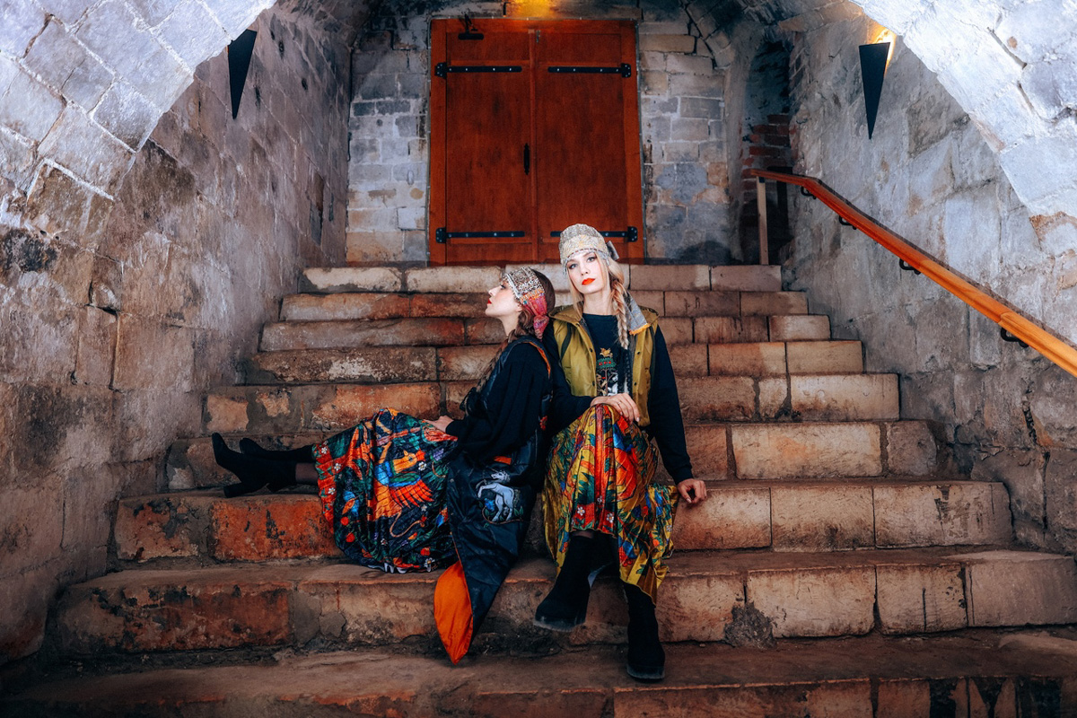 «Царская невеста» — такое название получила новая коллекция дизайнера Натальи Новиковой. Основатель бренда «Душегрея» вдохновлялась женскими образами эпохи Ивана Грозного. Именно поэтому для съемок лукбука была выбрана Александровская слобода. В атмосферной фотосессии приняли участие актриса Серафима Низовская и ведущая «Матч ТВ» Юлия Маслаченко.