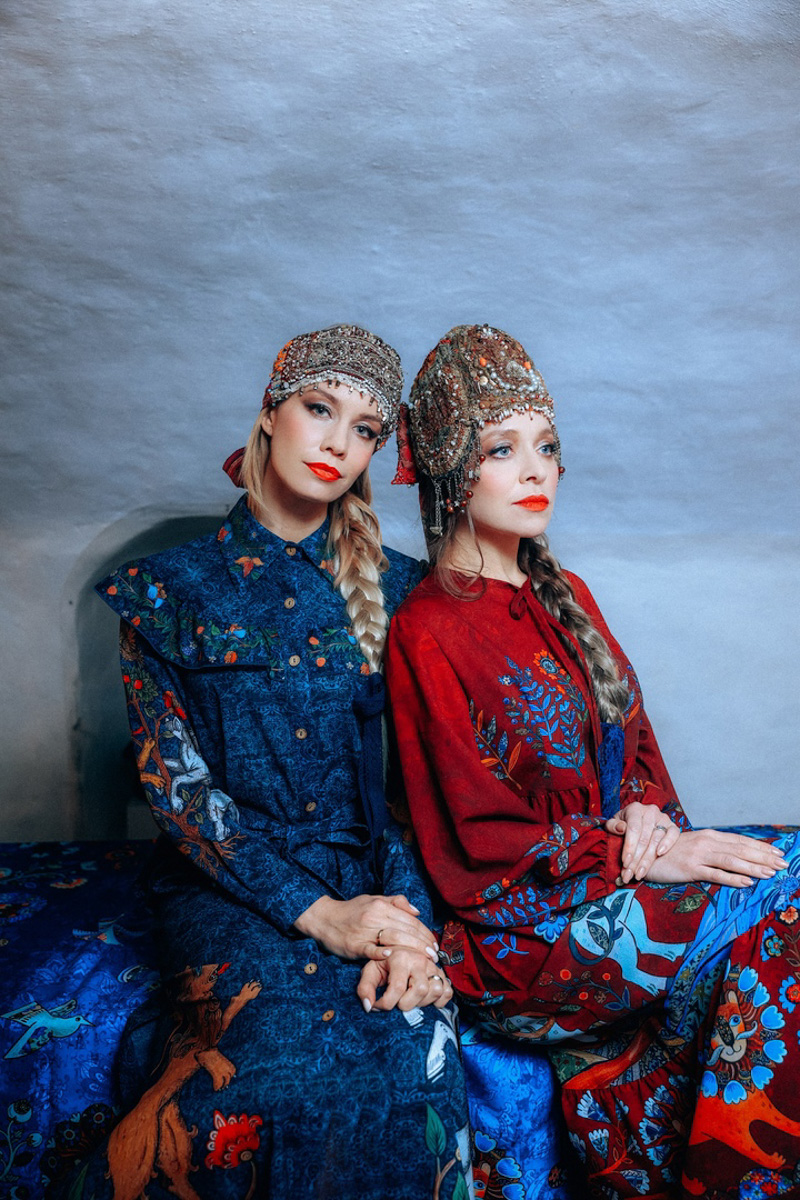 «Царская невеста» — такое название получила новая коллекция дизайнера Натальи Новиковой. Основатель бренда «Душегрея» вдохновлялась женскими образами эпохи Ивана Грозного. Именно поэтому для съемок лукбука была выбрана Александровская слобода. В атмосферной фотосессии приняли участие актриса Серафима Низовская и ведущая «Матч ТВ» Юлия Маслаченко.