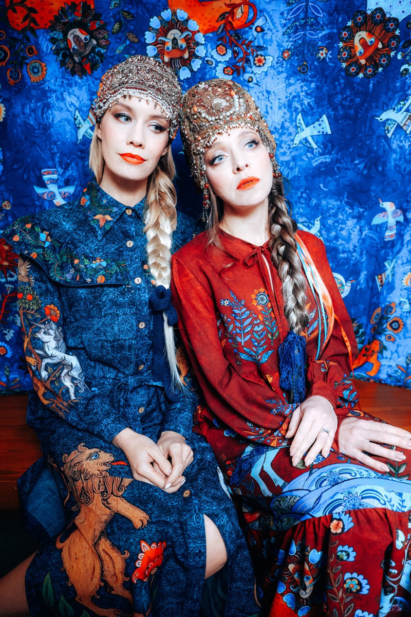 «Царская невеста» — такое название получила новая коллекция дизайнера Натальи Новиковой. Основатель бренда «Душегрея» вдохновлялась женскими образами эпохи Ивана Грозного. Именно поэтому для съемок лукбука была выбрана Александровская слобода. В атмосферной фотосессии приняли участие актриса Серафима Низовская и ведущая «Матч ТВ» Юлия Маслаченко.