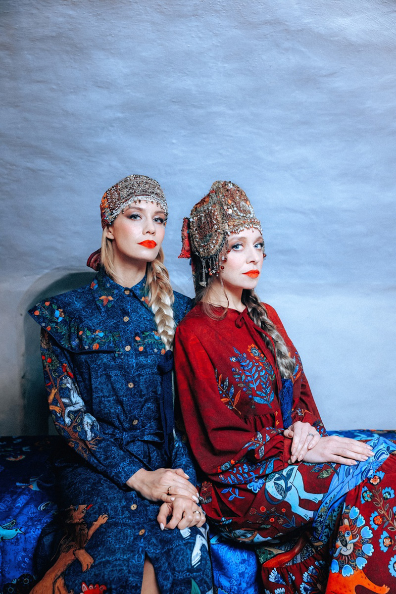 «Царская невеста» — такое название получила новая коллекция дизайнера Натальи Новиковой. Основатель бренда «Душегрея» вдохновлялась женскими образами эпохи Ивана Грозного. Именно поэтому для съемок лукбука была выбрана Александровская слобода. В атмосферной фотосессии приняли участие актриса Серафима Низовская и ведущая «Матч ТВ» Юлия Маслаченко.