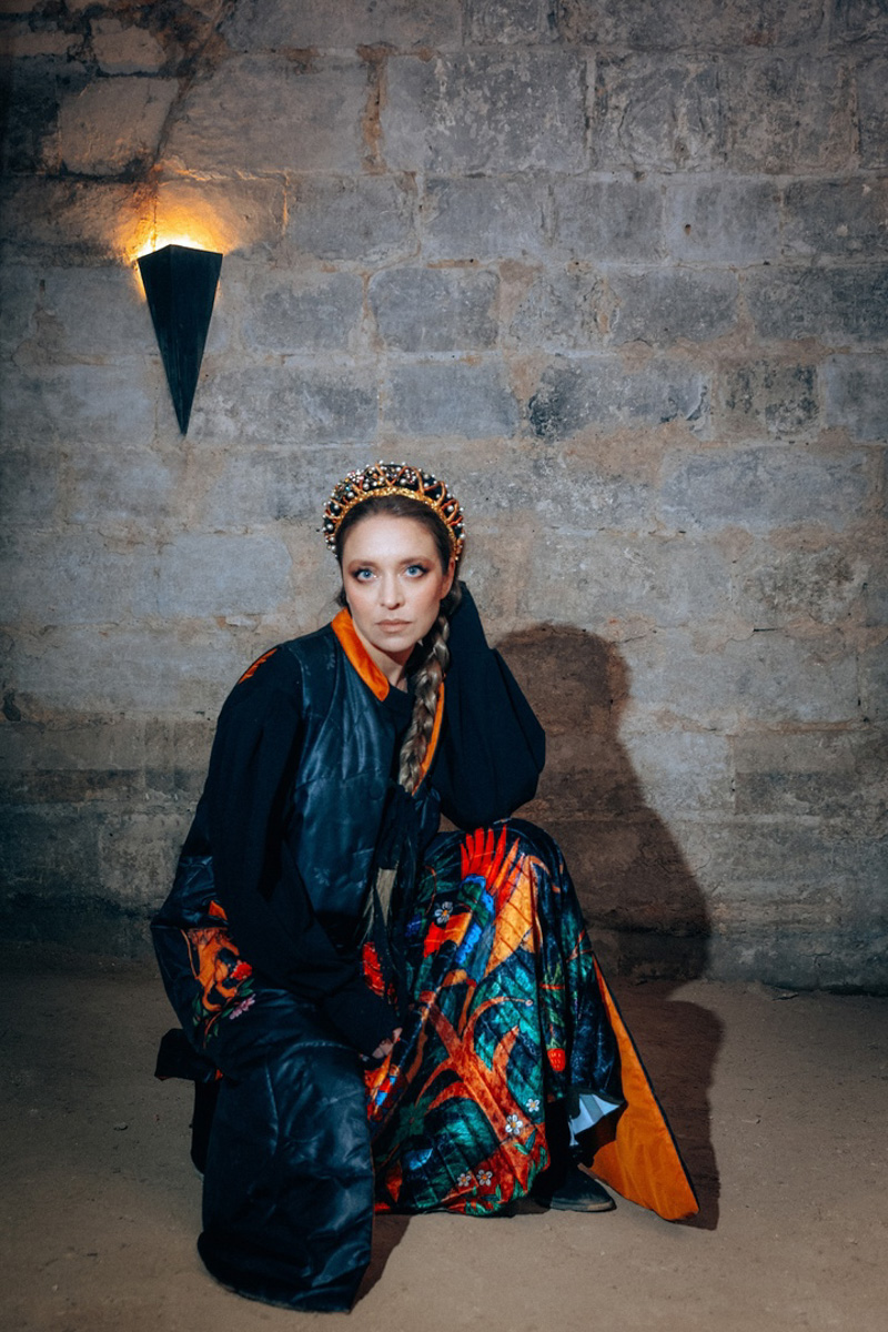 «Царская невеста» — такое название получила новая коллекция дизайнера Натальи Новиковой. Основатель бренда «Душегрея» вдохновлялась женскими образами эпохи Ивана Грозного. Именно поэтому для съемок лукбука была выбрана Александровская слобода. В атмосферной фотосессии приняли участие актриса Серафима Низовская и ведущая «Матч ТВ» Юлия Маслаченко.