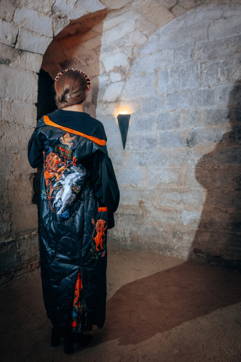 «Царская невеста» — такое название получила новая коллекция дизайнера Натальи Новиковой. Основатель бренда «Душегрея» вдохновлялась женскими образами эпохи Ивана Грозного. Именно поэтому для съемок лукбука была выбрана Александровская слобода. В атмосферной фотосессии приняли участие актриса Серафима Низовская и ведущая «Матч ТВ» Юлия Маслаченко.