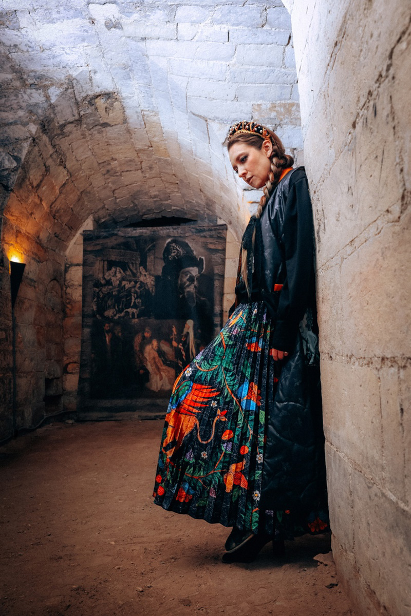 «Царская невеста» — такое название получила новая коллекция дизайнера Натальи Новиковой. Основатель бренда «Душегрея» вдохновлялась женскими образами эпохи Ивана Грозного. Именно поэтому для съемок лукбука была выбрана Александровская слобода. В атмосферной фотосессии приняли участие актриса Серафима Низовская и ведущая «Матч ТВ» Юлия Маслаченко.