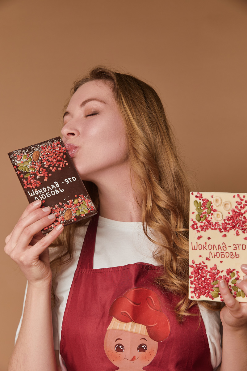 На днях наш корреспондент побывал в Доме-музее пряника на Большой Московской и узнал, как рождаются новые программы с мастер-классами, вкусные продукты, а также что интересного происходит каждый день в царстве пряника и шоколада! Ведь там всегда рады не только гостям, но и общительным и радушным сотрудникам.