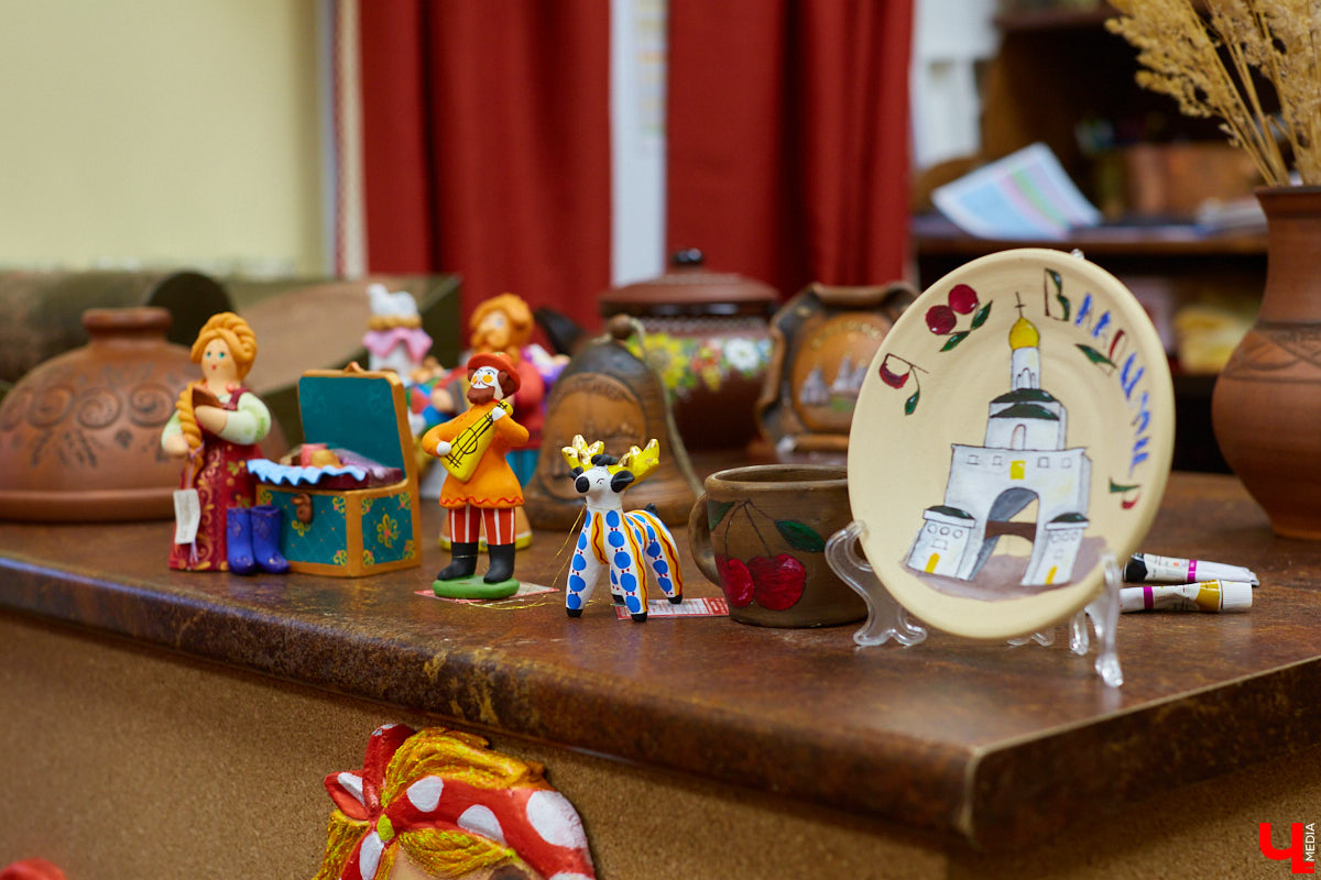 На днях наш корреспондент побывал в Доме-музее пряника на Большой Московской и узнал, как рождаются новые программы с мастер-классами, вкусные продукты, а также что интересного происходит каждый день в царстве пряника и шоколада! Ведь там всегда рады не только гостям, но и общительным и радушным сотрудникам.