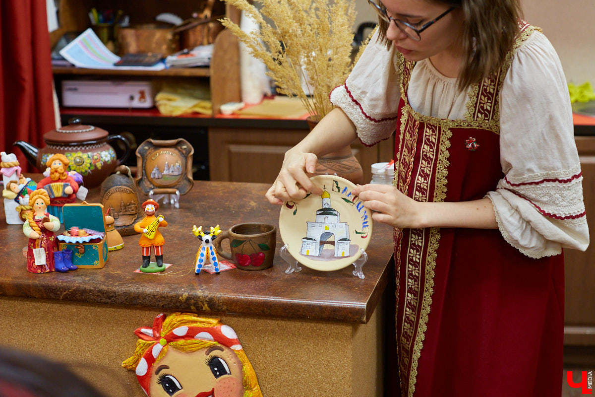 На днях наш корреспондент побывал в Доме-музее пряника на Большой Московской и узнал, как рождаются новые программы с мастер-классами, вкусные продукты, а также что интересного происходит каждый день в царстве пряника и шоколада! Ведь там всегда рады не только гостям, но и общительным и радушным сотрудникам.