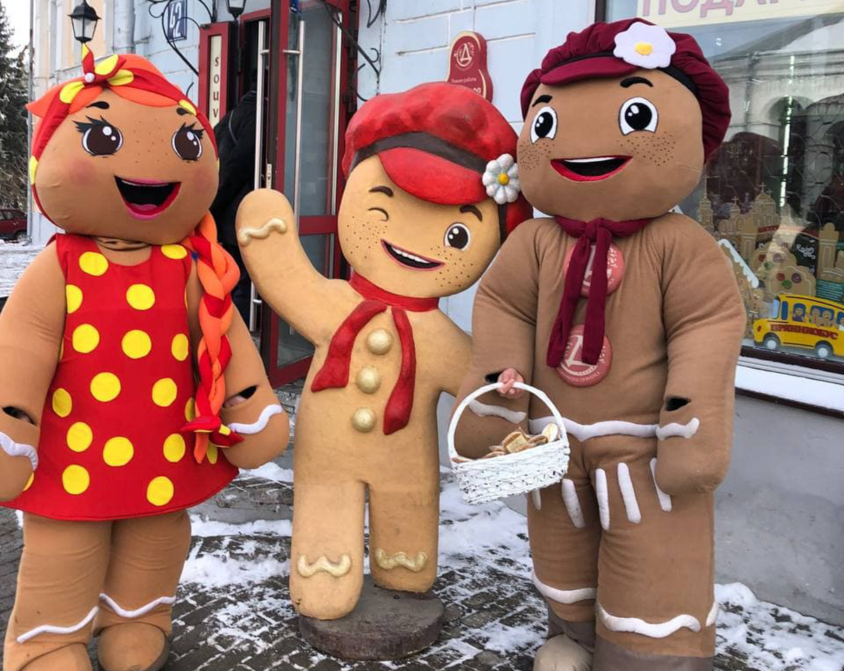 На днях наш корреспондент побывал в Доме-музее пряника на Большой Московской и узнал, как рождаются новые программы с мастер-классами, вкусные продукты, а также что интересного происходит каждый день в царстве пряника и шоколада! Ведь там всегда рады не только гостям, но и общительным и радушным сотрудникам.