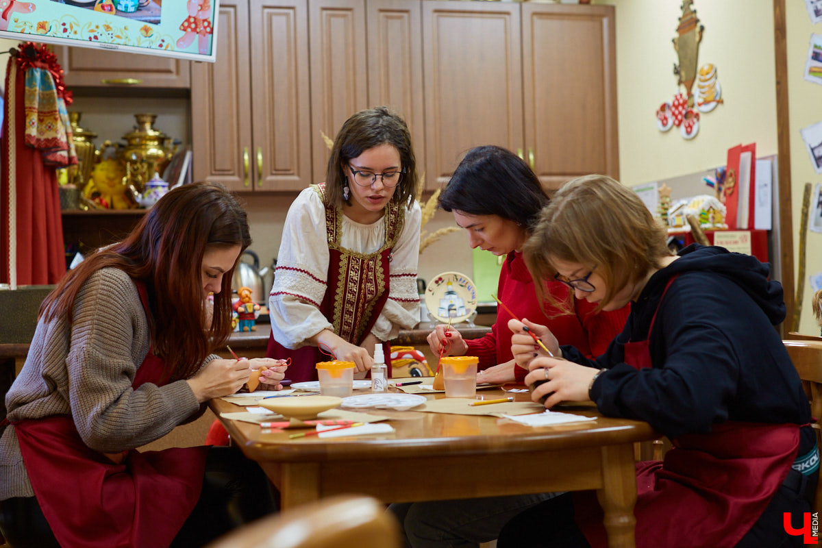 На днях наш корреспондент побывал в Доме-музее пряника на Большой Московской и узнал, как рождаются новые программы с мастер-классами, вкусные продукты, а также что интересного происходит каждый день в царстве пряника и шоколада! Ведь там всегда рады не только гостям, но и общительным и радушным сотрудникам.