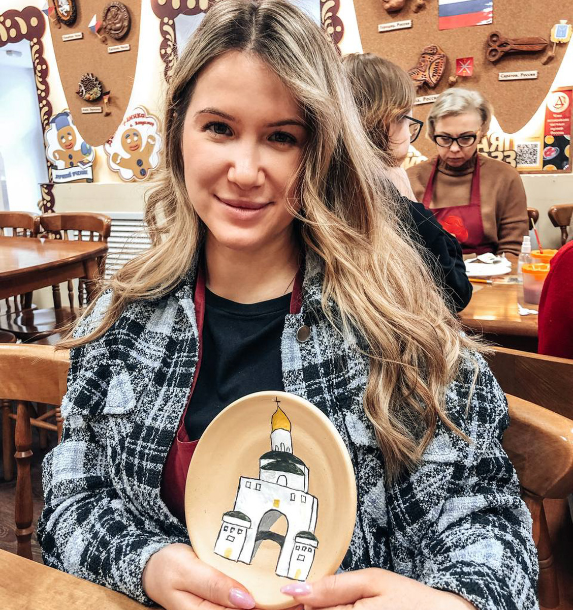 На днях наш корреспондент побывал в Доме-музее пряника на Большой Московской и узнал, как рождаются новые программы с мастер-классами, вкусные продукты, а также что интересного происходит каждый день в царстве пряника и шоколада! Ведь там всегда рады не только гостям, но и общительным и радушным сотрудникам.