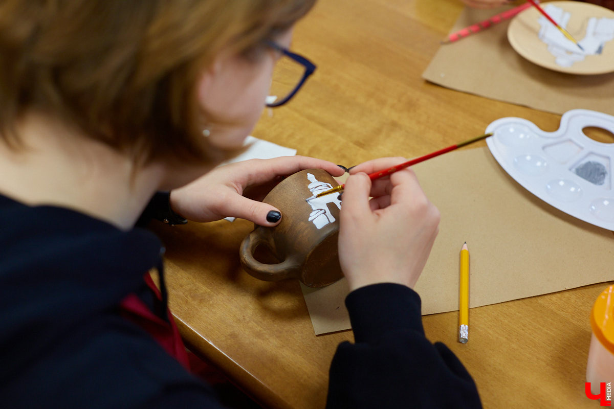На днях наш корреспондент побывал в Доме-музее пряника на Большой Московской и узнал, как рождаются новые программы с мастер-классами, вкусные продукты, а также что интересного происходит каждый день в царстве пряника и шоколада! Ведь там всегда рады не только гостям, но и общительным и радушным сотрудникам.