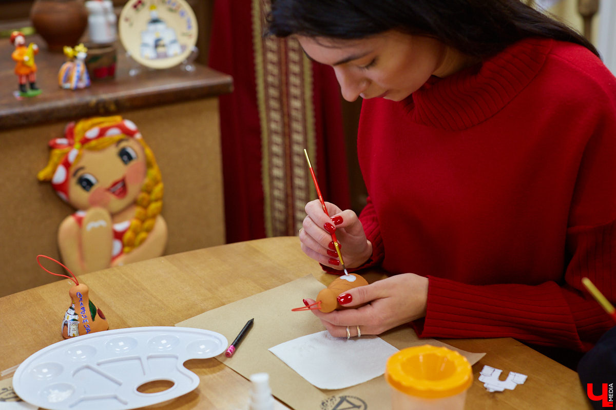 На днях наш корреспондент побывал в Доме-музее пряника на Большой Московской и узнал, как рождаются новые программы с мастер-классами, вкусные продукты, а также что интересного происходит каждый день в царстве пряника и шоколада! Ведь там всегда рады не только гостям, но и общительным и радушным сотрудникам.