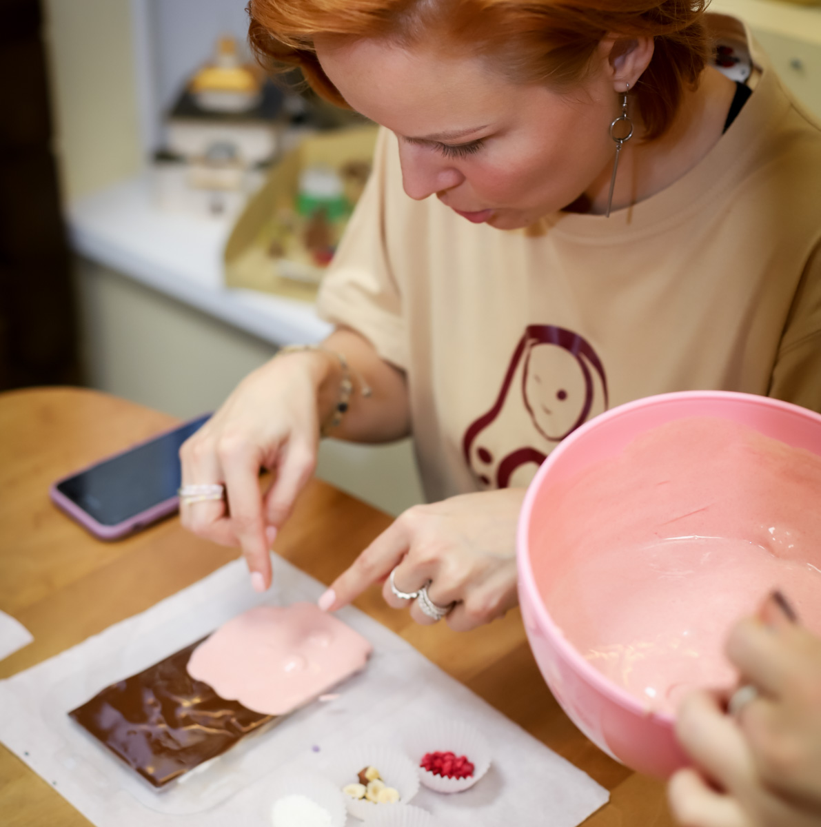 На днях наш корреспондент побывал в Доме-музее пряника на Большой Московской и узнал, как рождаются новые программы с мастер-классами, вкусные продукты, а также что интересного происходит каждый день в царстве пряника и шоколада! Ведь там всегда рады не только гостям, но и общительным и радушным сотрудникам.