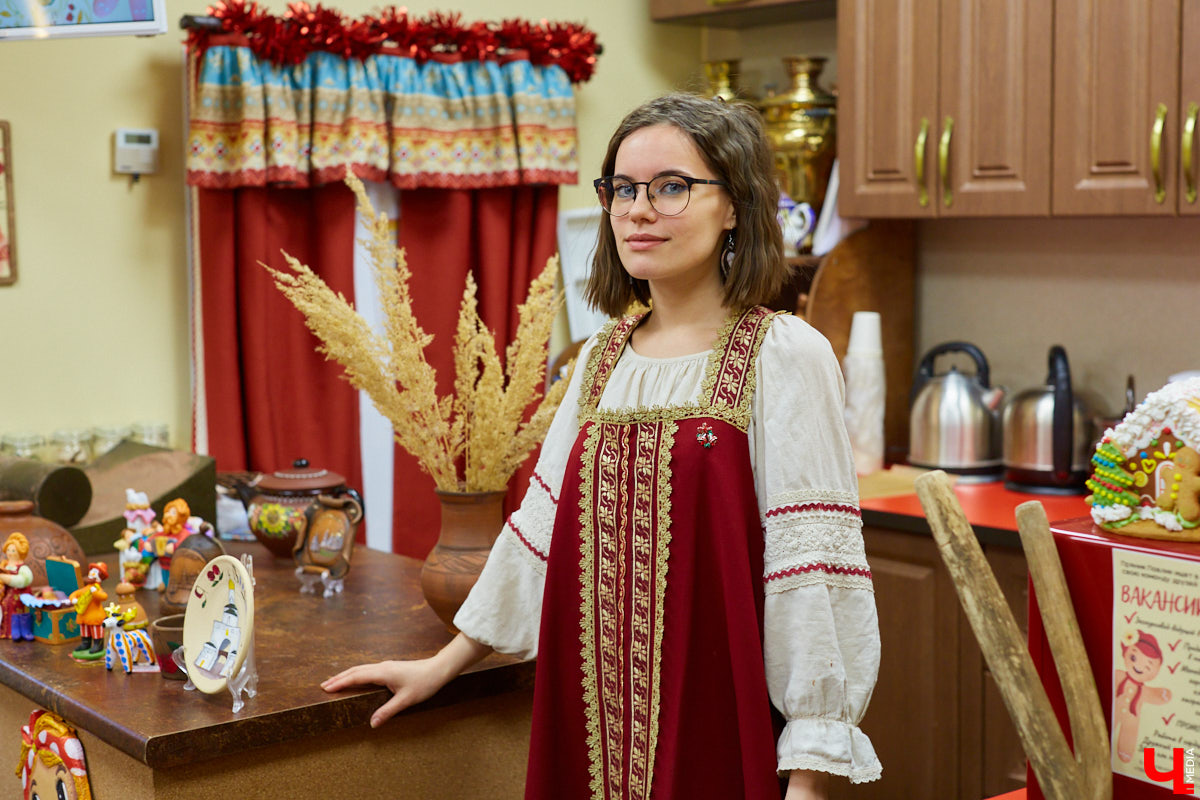 На днях наш корреспондент побывал в Доме-музее пряника на Большой Московской и узнал, как рождаются новые программы с мастер-классами, вкусные продукты, а также что интересного происходит каждый день в царстве пряника и шоколада! Ведь там всегда рады не только гостям, но и общительным и радушным сотрудникам.