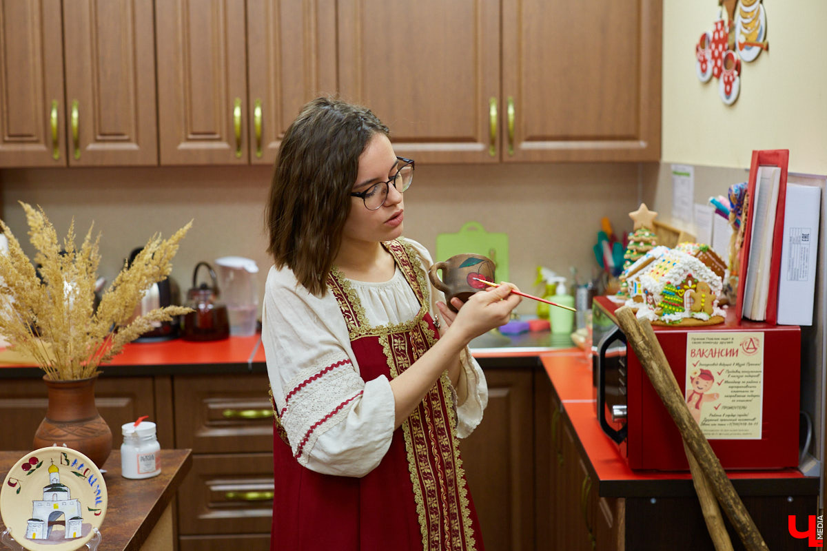 На днях наш корреспондент побывал в Доме-музее пряника на Большой Московской и узнал, как рождаются новые программы с мастер-классами, вкусные продукты, а также что интересного происходит каждый день в царстве пряника и шоколада! Ведь там всегда рады не только гостям, но и общительным и радушным сотрудникам.