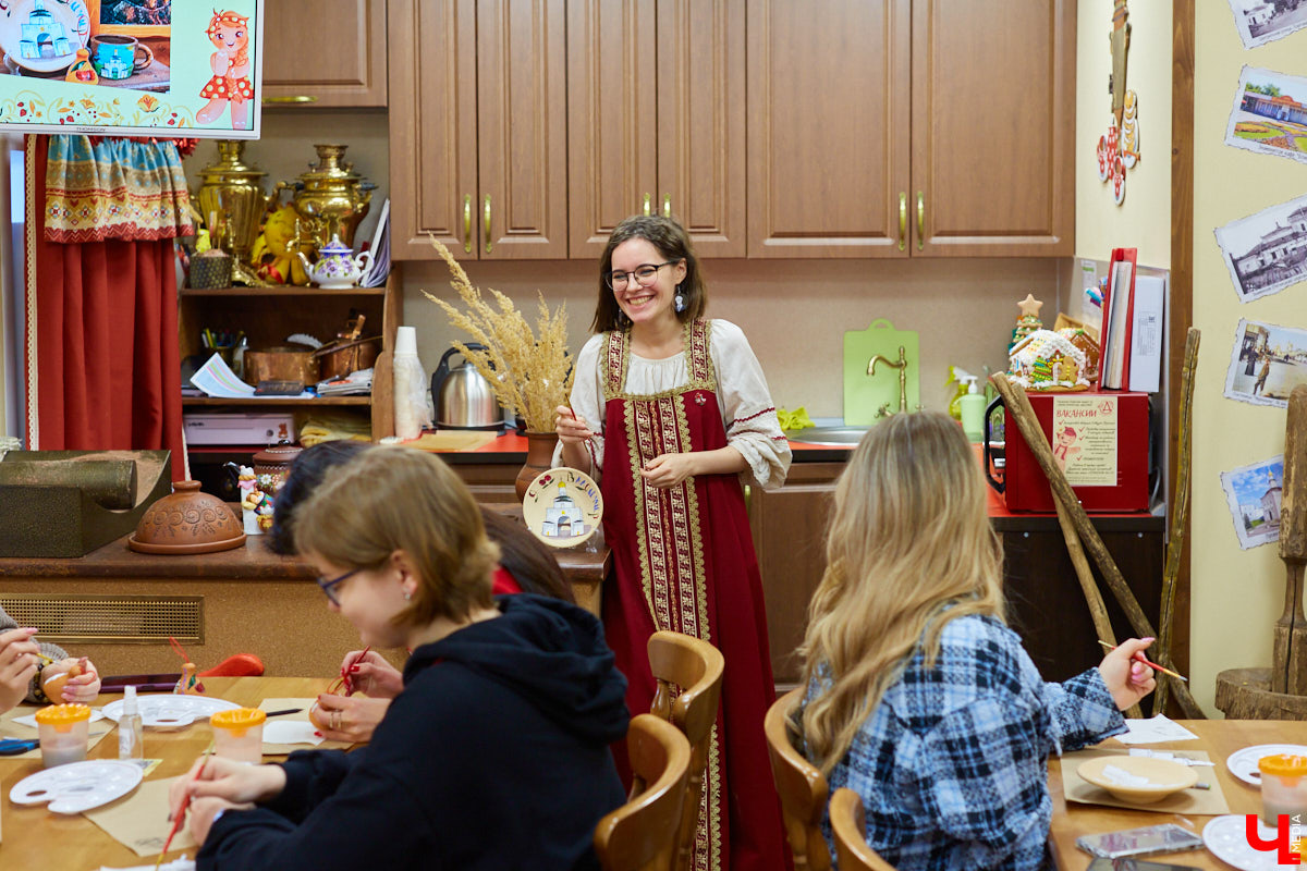 На днях наш корреспондент побывал в Доме-музее пряника на Большой Московской и узнал, как рождаются новые программы с мастер-классами, вкусные продукты, а также что интересного происходит каждый день в царстве пряника и шоколада! Ведь там всегда рады не только гостям, но и общительным и радушным сотрудникам.