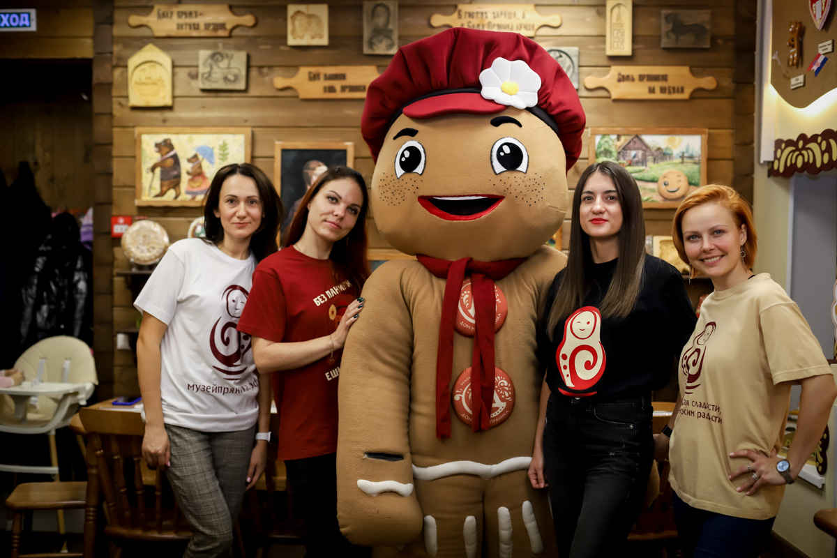 На днях наш корреспондент побывал в Доме-музее пряника на Большой Московской и узнал, как рождаются новые программы с мастер-классами, вкусные продукты, а также что интересного происходит каждый день в царстве пряника и шоколада! Ведь там всегда рады не только гостям, но и общительным и радушным сотрудникам.