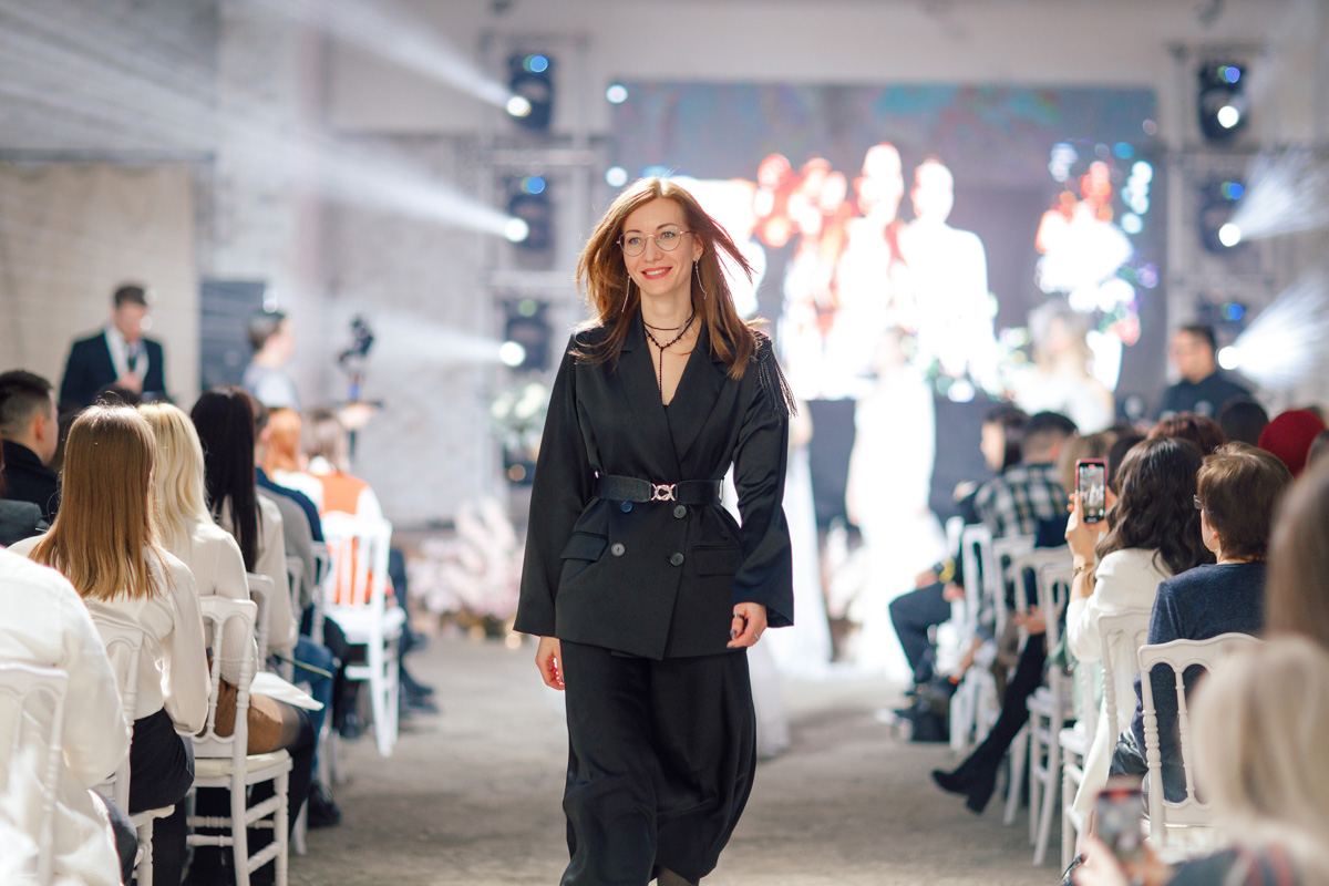 Давайте взглянем на первый этап «Завтрака с невестой», в частности показ актуальных свадебных платьев от владимирских и, что случилось впервые, ивановских дизайнеров!