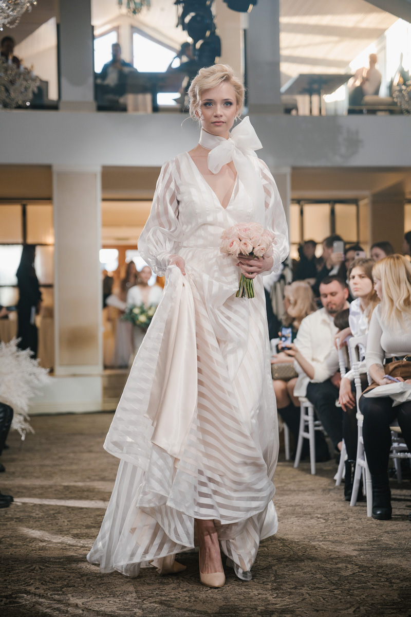 Давайте взглянем на первый этап «Завтрака с невестой», в частности показ актуальных свадебных платьев от владимирских и, что случилось впервые, ивановских дизайнеров!